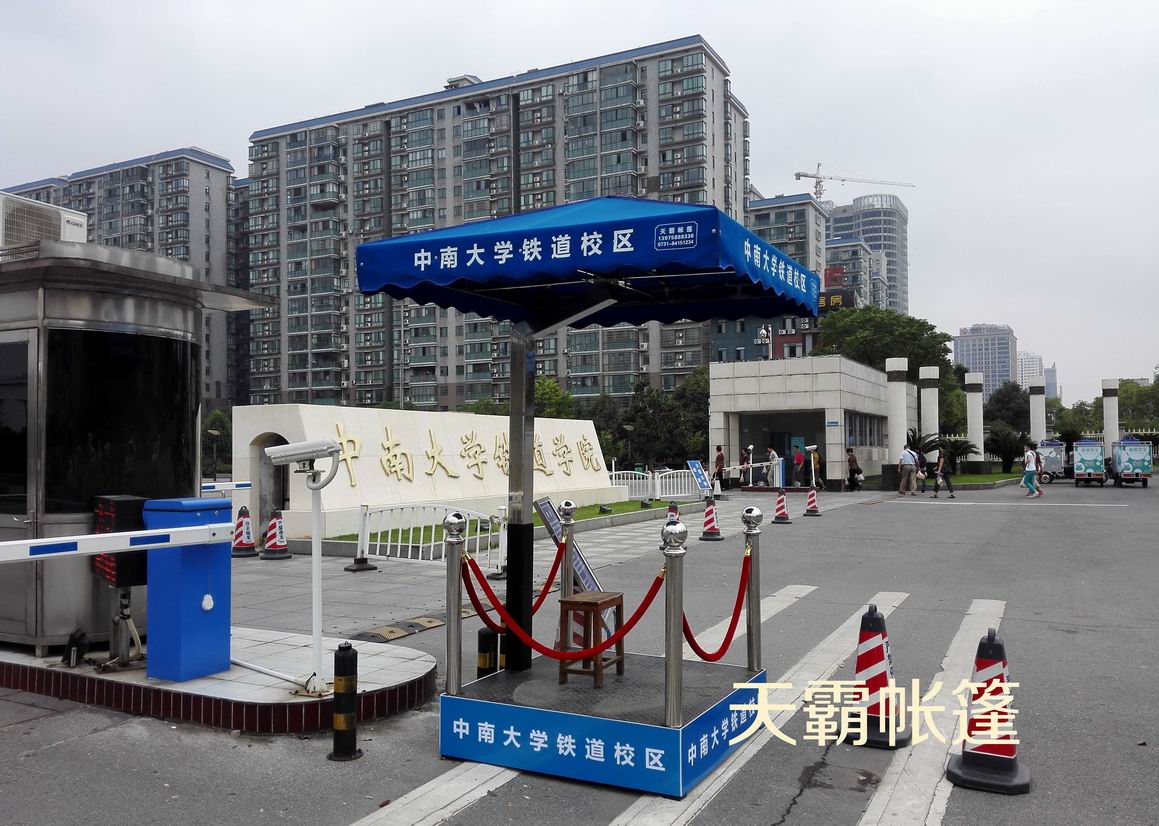 天霸崗亭傘不懼風雪為您守護