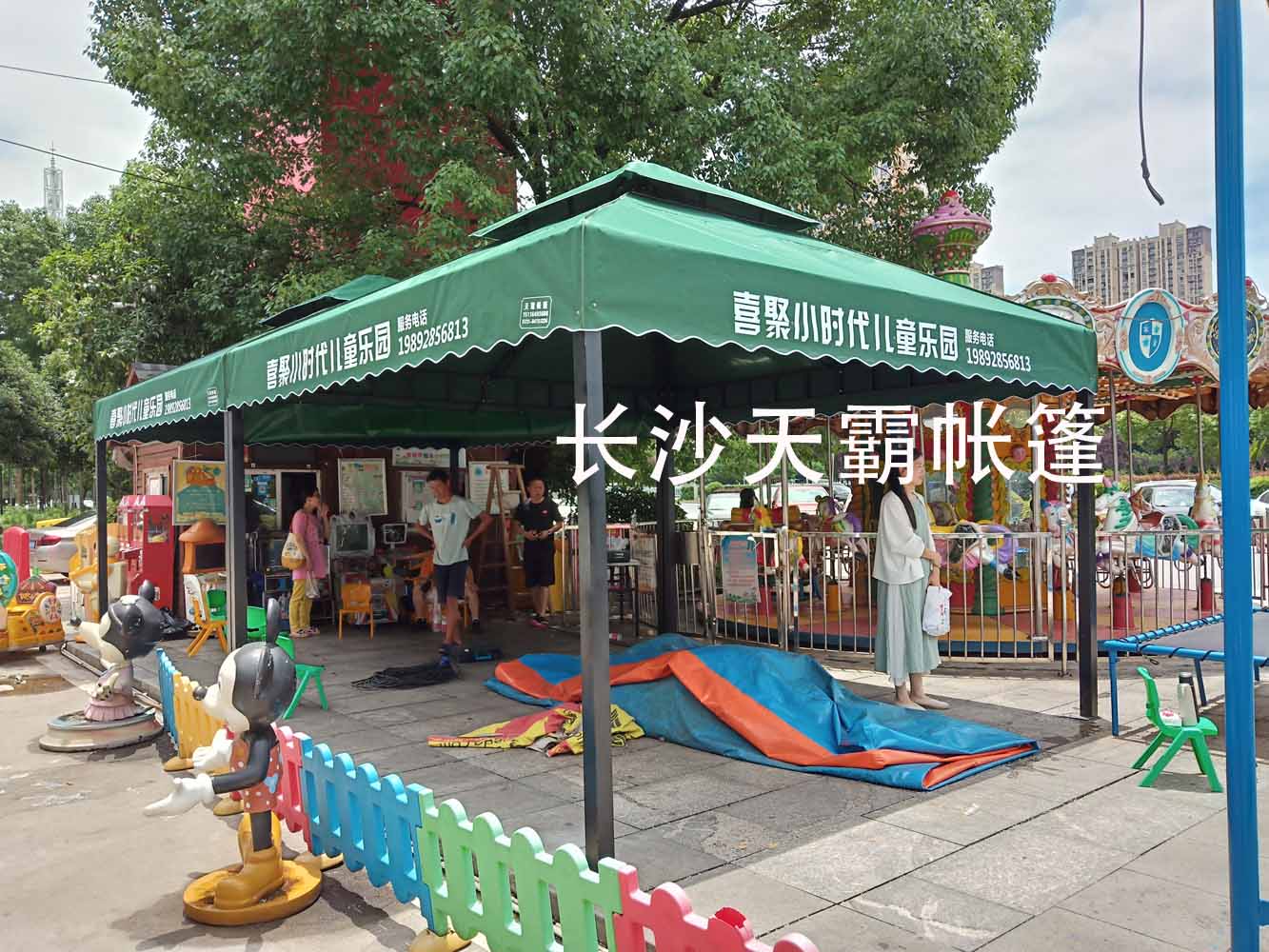 夏天兒童樂園可裝配天霸庭院帳篷，讓快樂有個遮陽避風(fēng)港